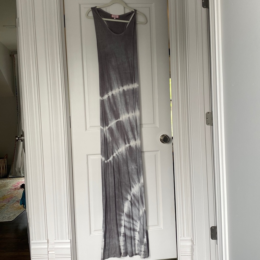 Grey tie-dyes maxi dress.